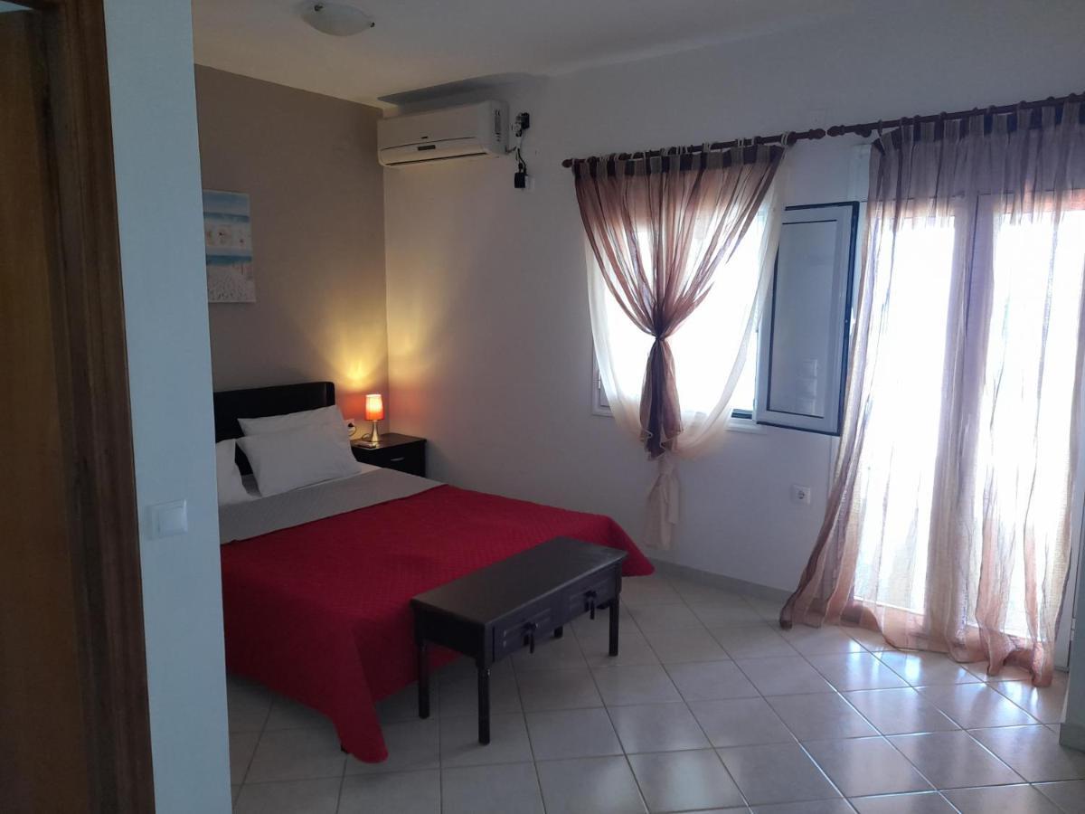 Delfini Aparthotel Akhladheri Bagian luar foto