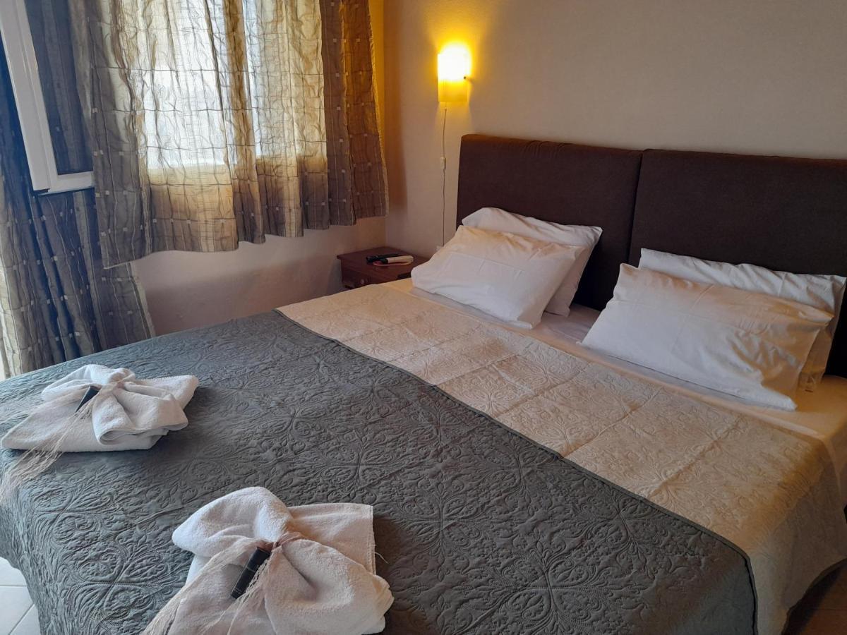 Delfini Aparthotel Akhladheri Bagian luar foto