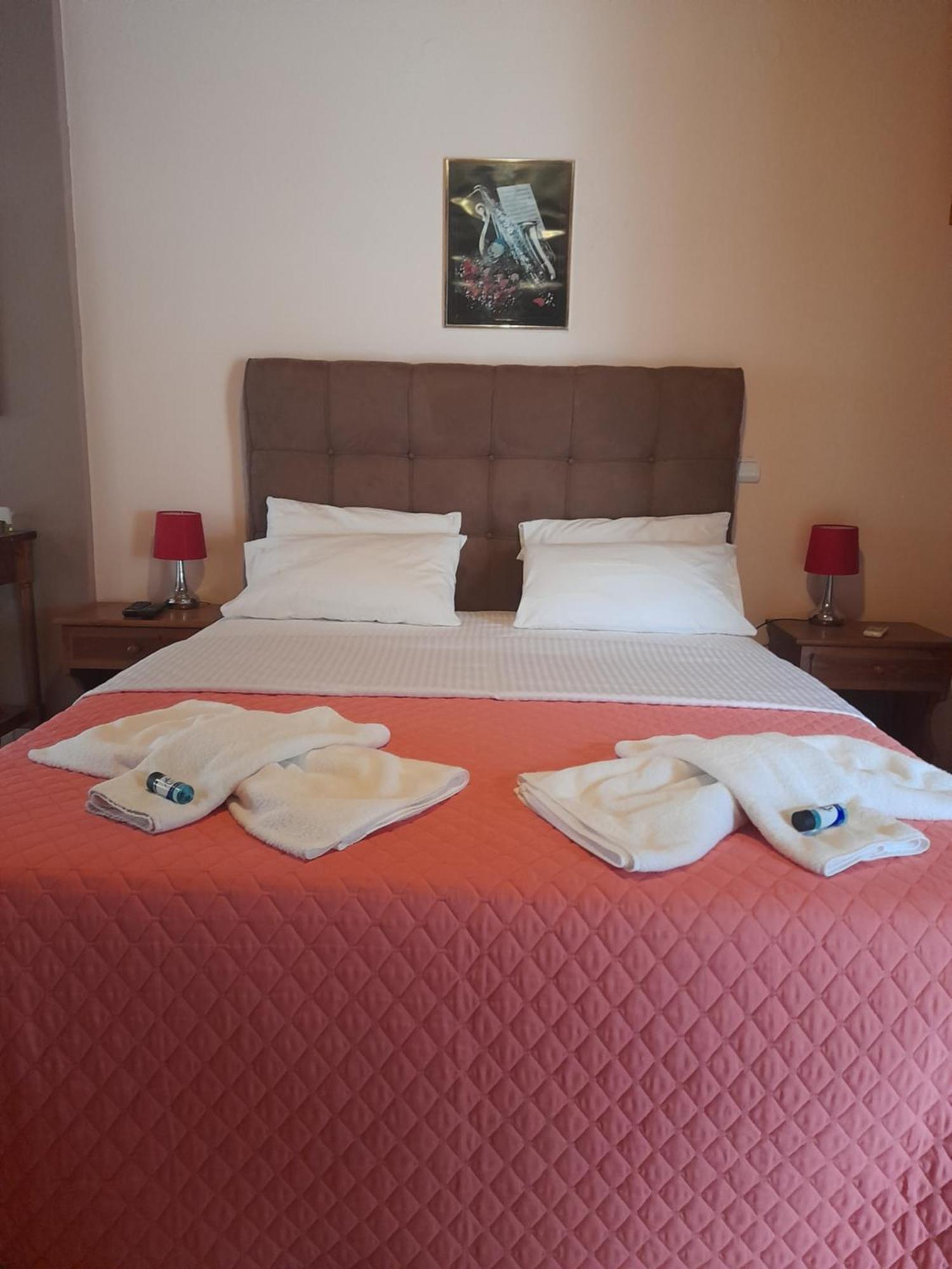 Delfini Aparthotel Akhladheri Bagian luar foto