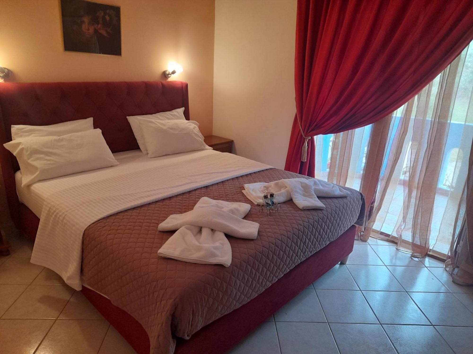 Delfini Aparthotel Akhladheri Bagian luar foto