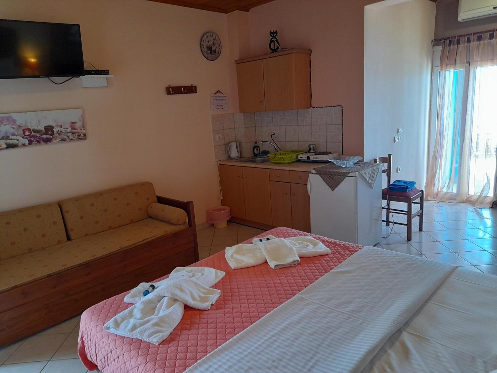 Delfini Aparthotel Akhladheri Bagian luar foto