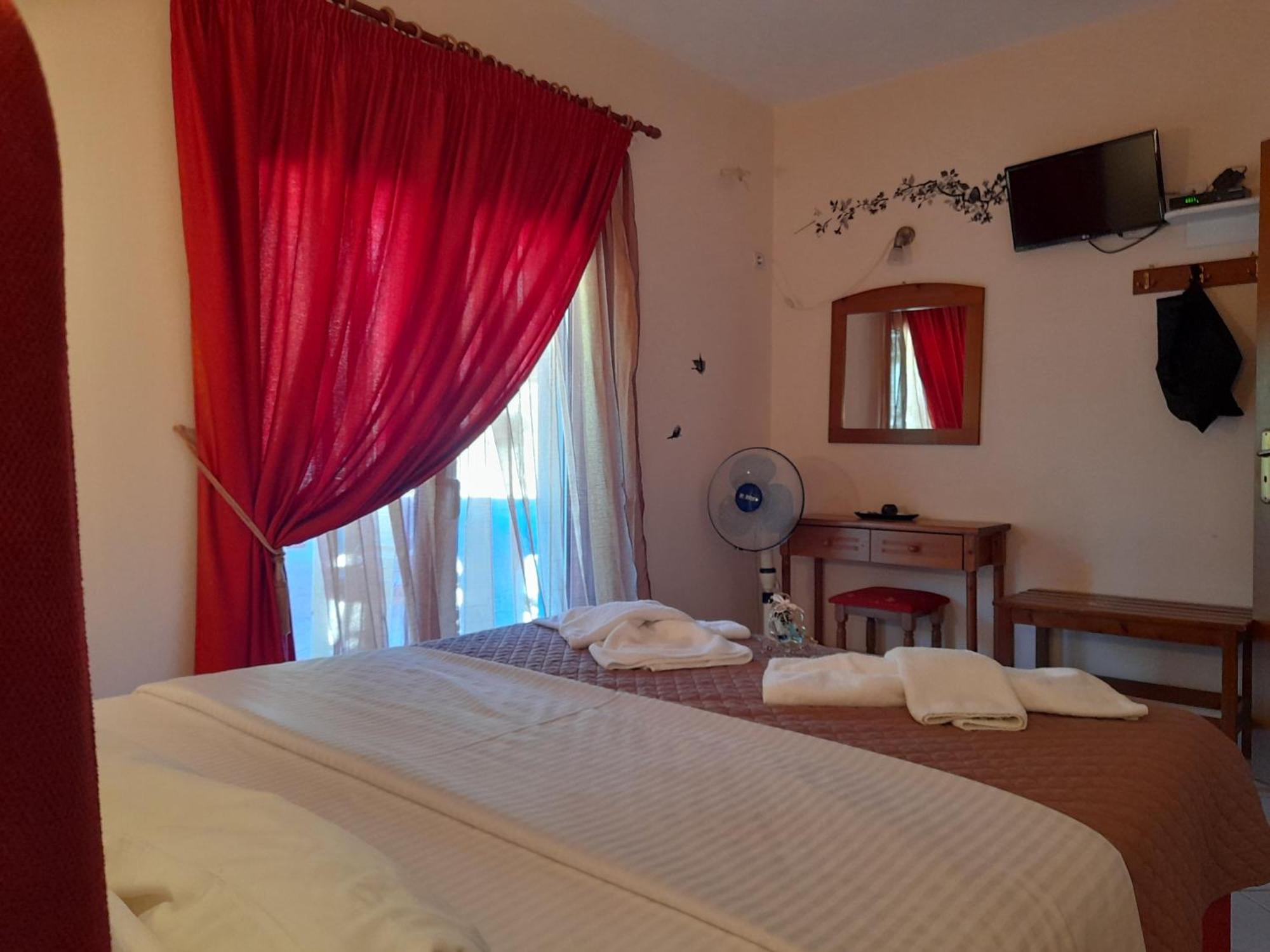 Delfini Aparthotel Akhladheri Bagian luar foto