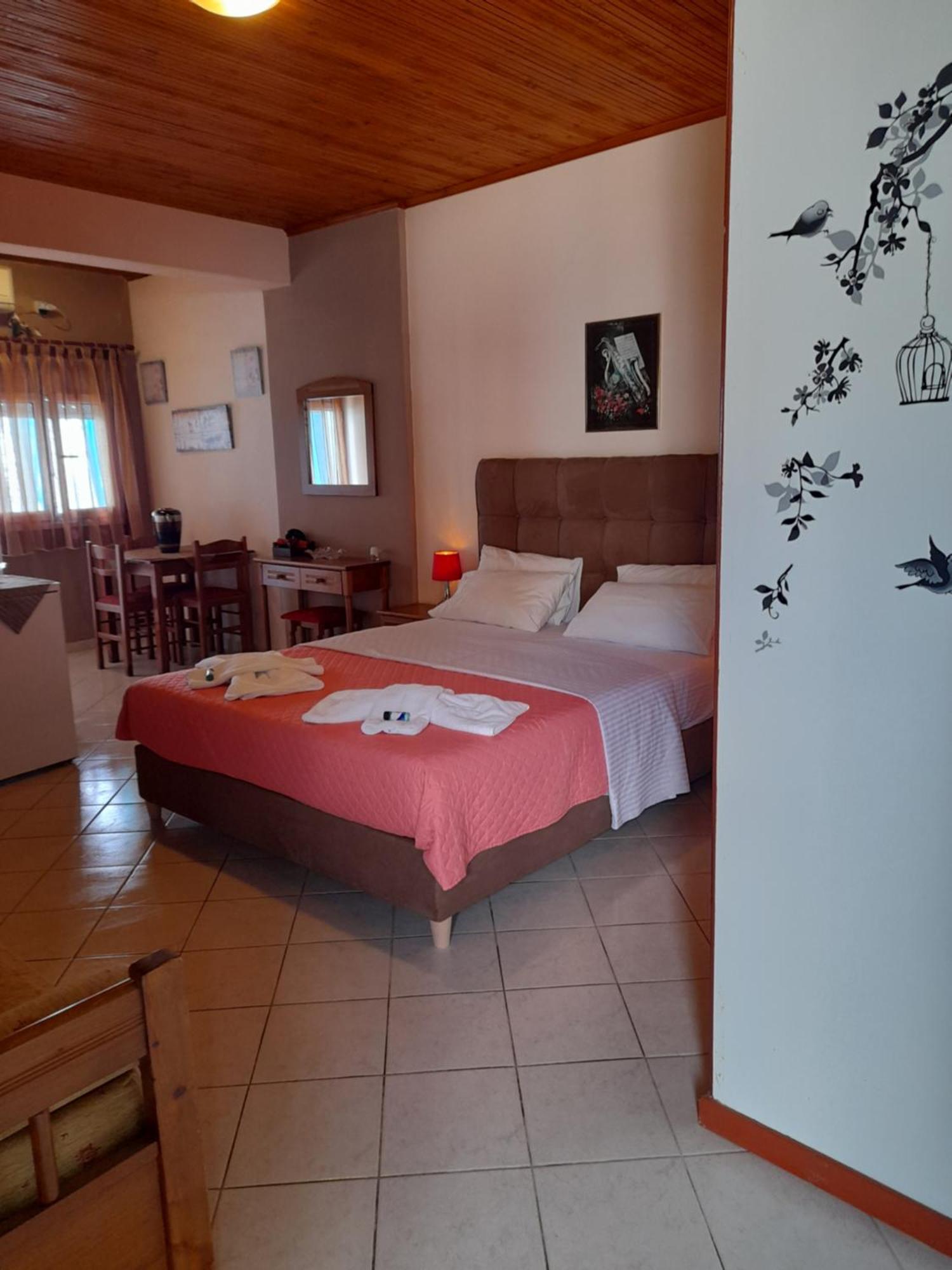 Delfini Aparthotel Akhladheri Bagian luar foto