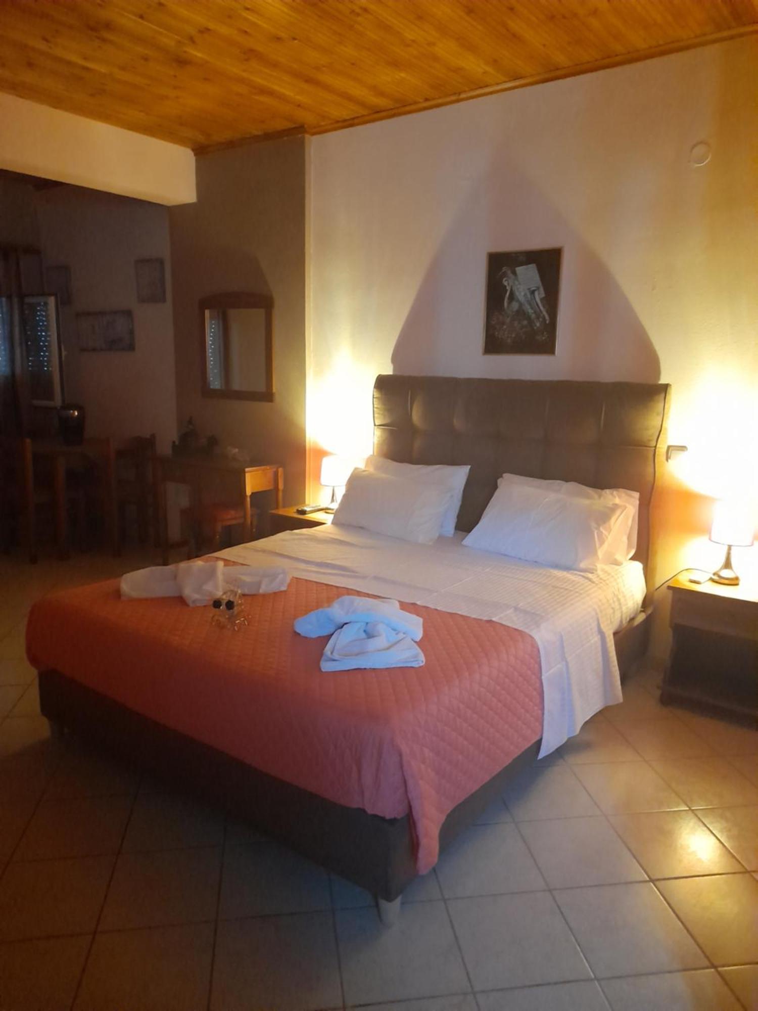 Delfini Aparthotel Akhladheri Bagian luar foto