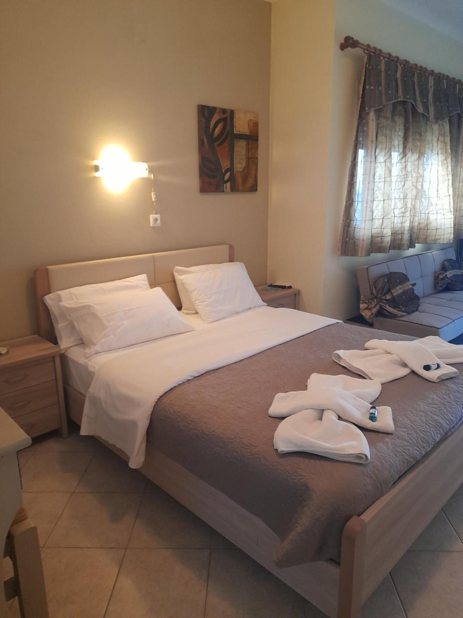 Delfini Aparthotel Akhladheri Bagian luar foto